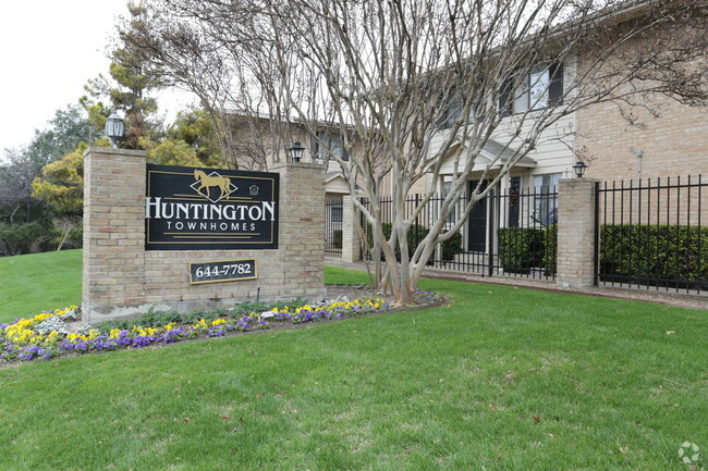 Primary Photo - Huntington Townhomes