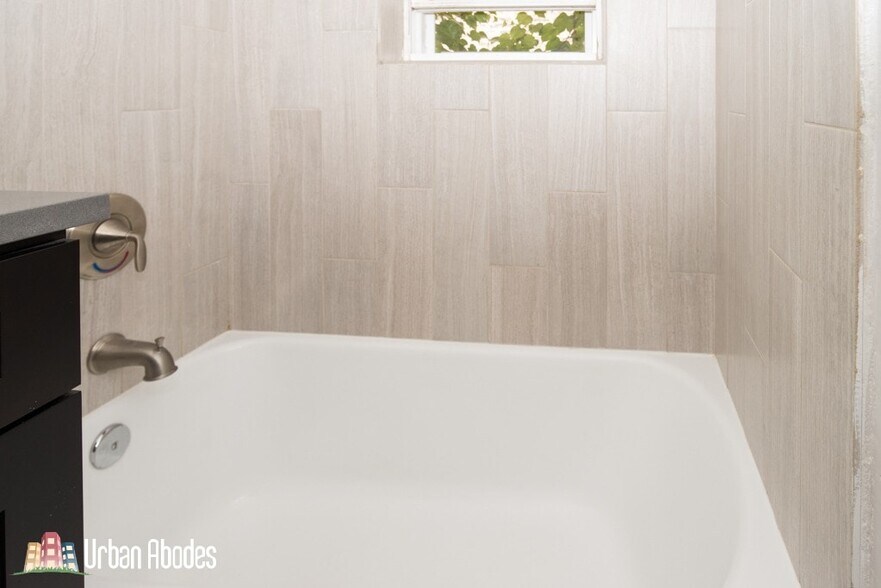 Building Photo - 535 W Belmont Ave