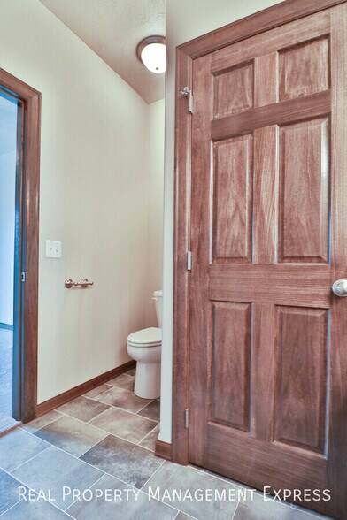 Building Photo - 3 Bedroom Luxury Townhome with 2-Stall Garage