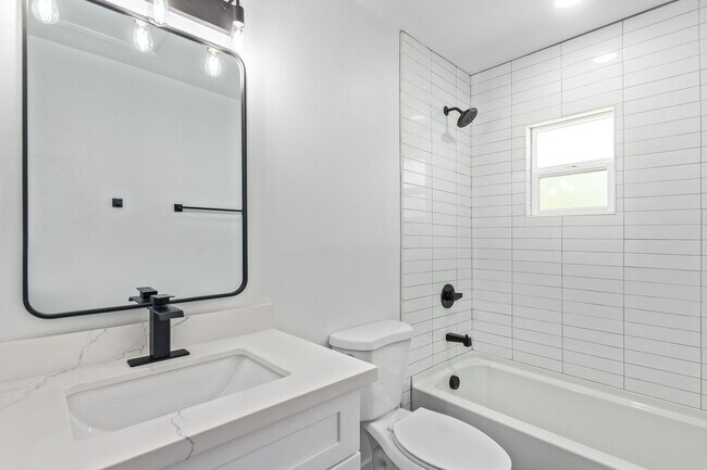 Building Photo - 3 bed | 2 bath Casita Style Home - 1 Mile to ASU!