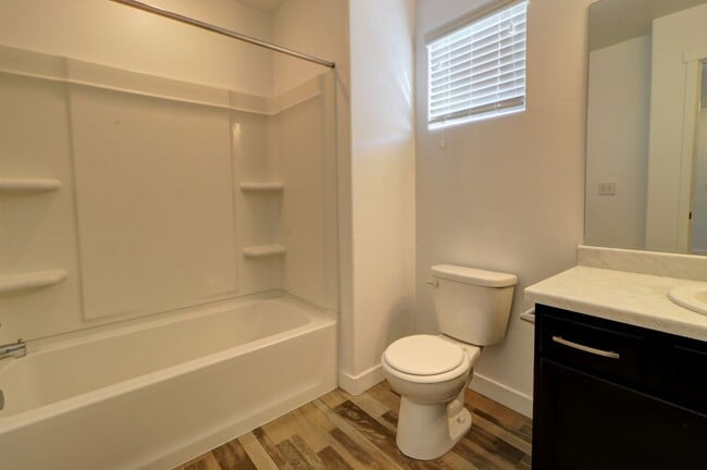 Building Photo - End Unit in Bluffdale
