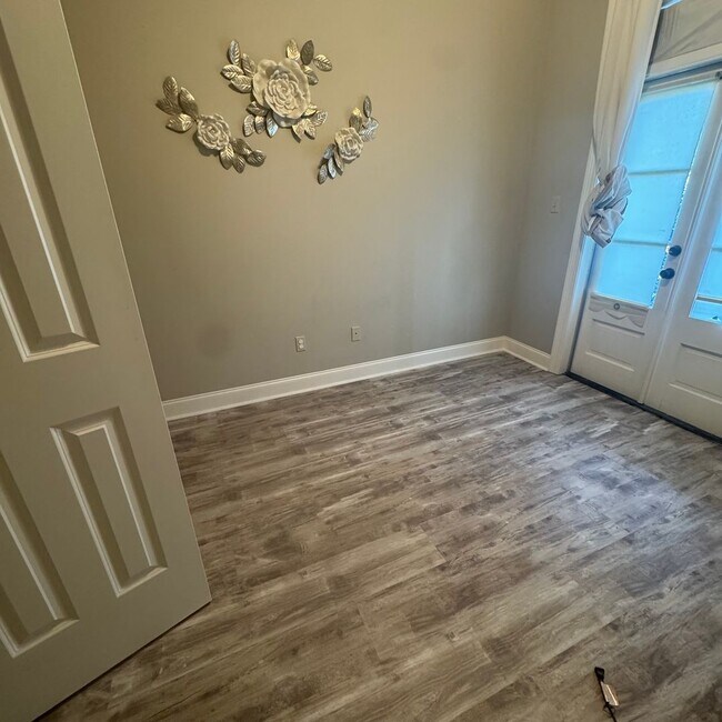 Building Photo - Must See this Beautiful  3/2 Townhome  Available NOW