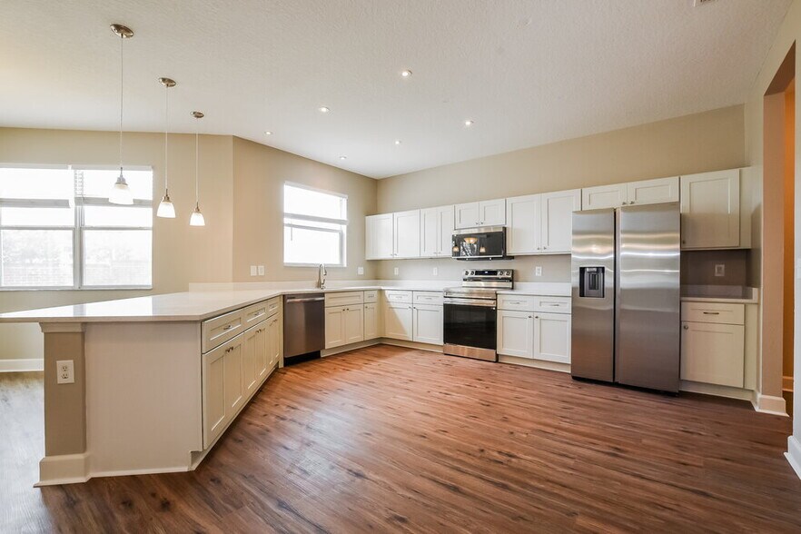 Building Photo - 13501 Laranja St