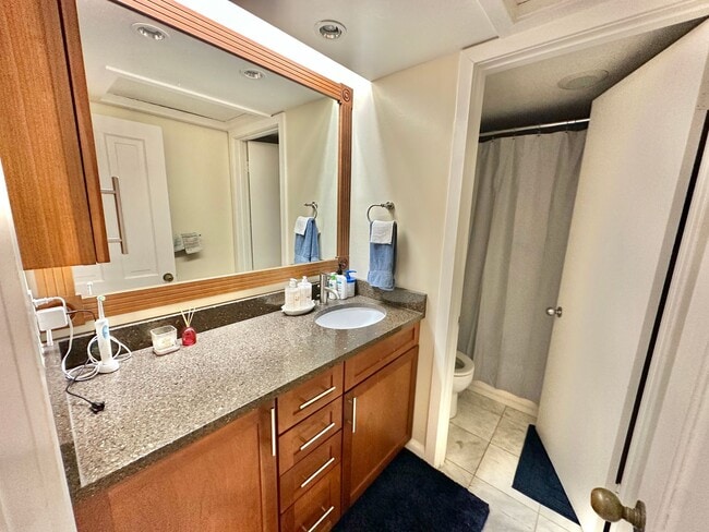 Building Photo - Dupont's Tree Lined Church Street 2 bedroom/1Bath Condo with Deck and Parking!