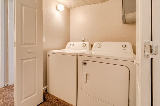 Building Photo - Newly Renovated 2bed 2 bath !Townhome