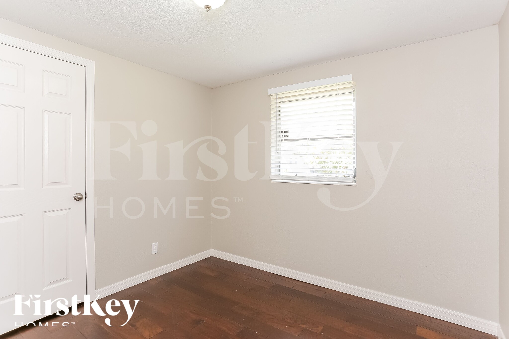 Building Photo - 447 W Clermont Dr