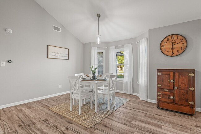 Building Photo - Stunning 4 bedroom with two bonus spaces, ...