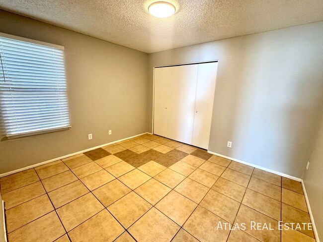 Building Photo - ONE MONTH FREE-2 Bed/1 Bath Ready for Move In