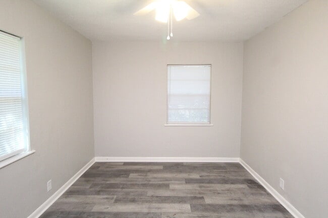 Building Photo - Move-In Ready 3-Bed Home with New Flooring...