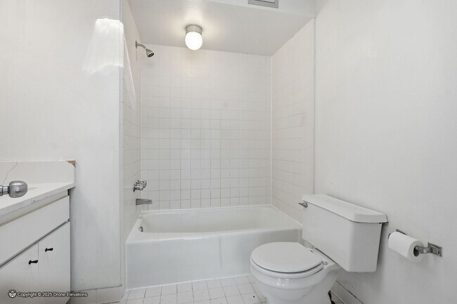 Building Photo - DOWNTOWN ~ Luxury Gene Leedy Townhouse ~ with Community Pool