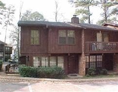 Building Photo - 3 Bedroom, 2.5 Bath off of Mission Road! Available August 2026!