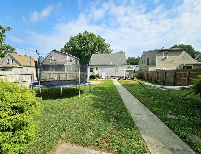 Building Photo - 730 Maple St