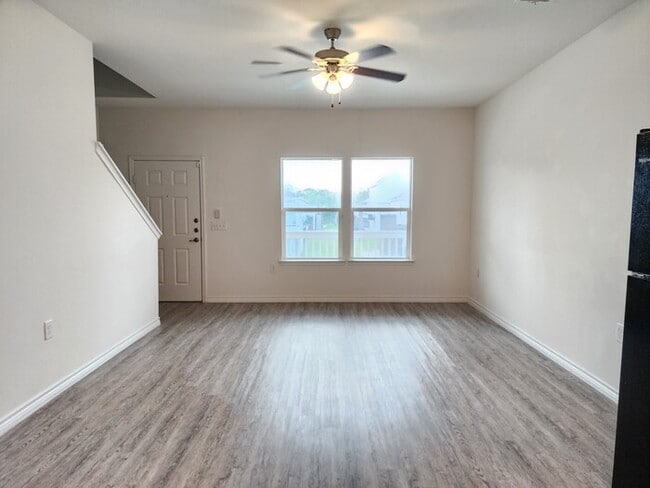 Building Photo - 4-Bed 2 Bath 2 Car Garage-Available July f...