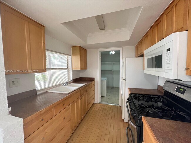 Building Photo - 6886 NW 27th Ct