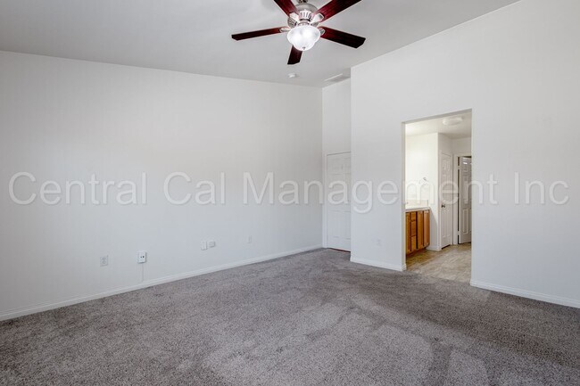 Building Photo - 4 Bedroom/2 Bath Home in the Southwest - $...
