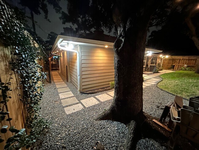 Building Photo - 10313 Shadow Oaks Dr