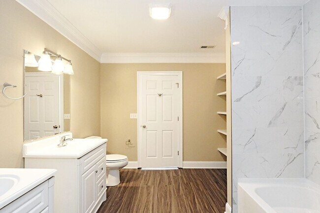 Building Photo - Charming Move-in Ready Downtown Home With Updates
