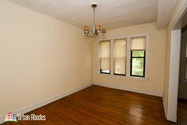 Building Photo - 3517 N Racine Ave