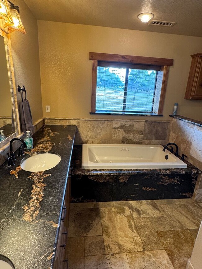 Building Photo - 3 Bed 2 Bath- Flagstaff