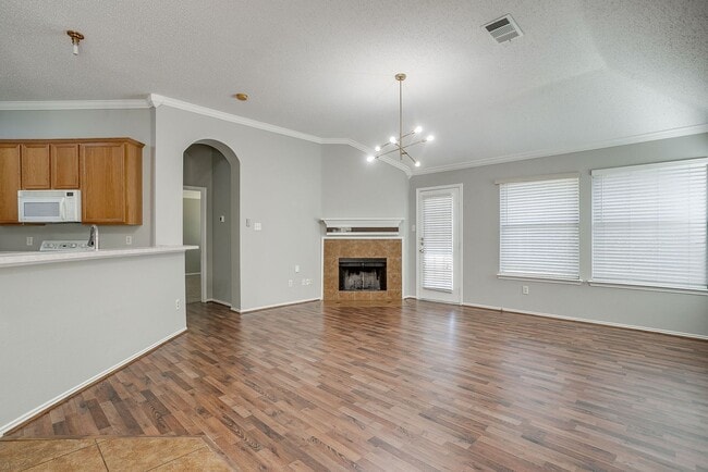 Building Photo - Spacious 3 Bedroom, 2 Bath Home Waiting fo...