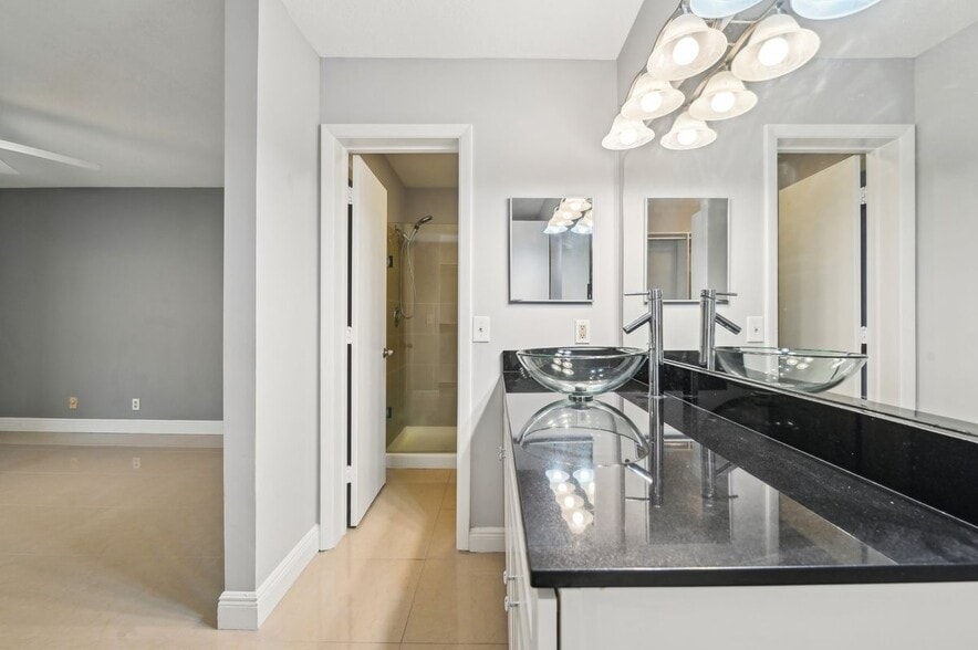 Building Photo - 2613 Carambola Cir N