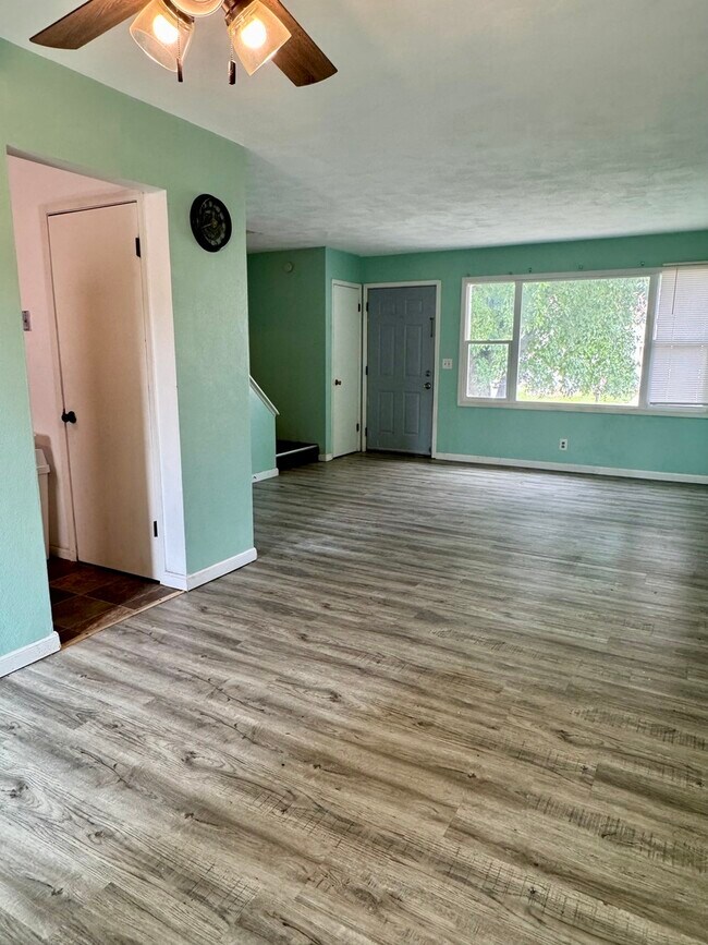Building Photo - 629 W 64th St