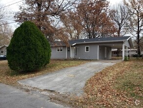 Building Photo - SPACIOUS 3 BEDROOM 2 BATH AVAILABLE NOW!!