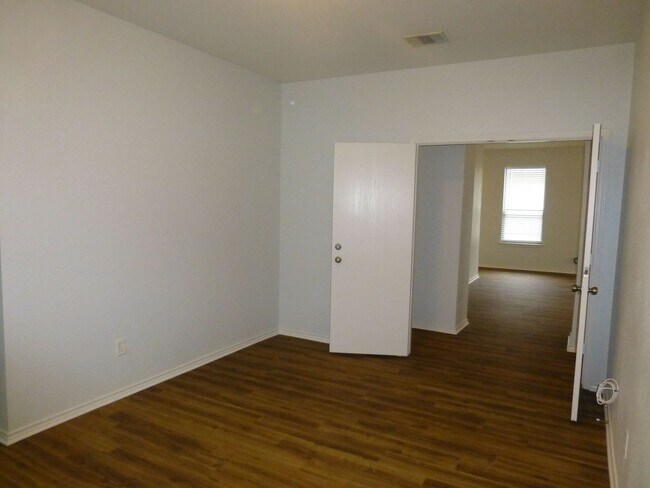 Building Photo - 1726 E Mesa Park Dr