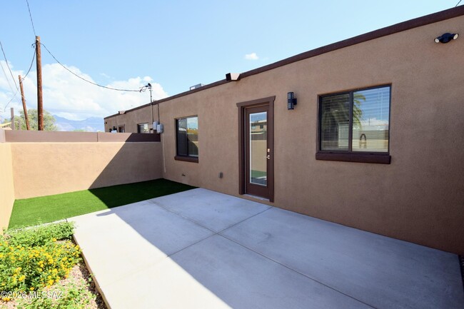 Building Photo - 5116 E Pima St