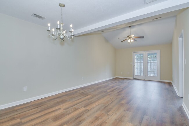Building Photo - Updated 2 Bed 2 Bath Townhouse!