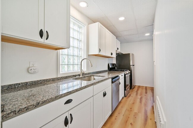 Building Photo - 2 bed 1 bath - newly updated, convenient location, washer/dryer/dishwasher