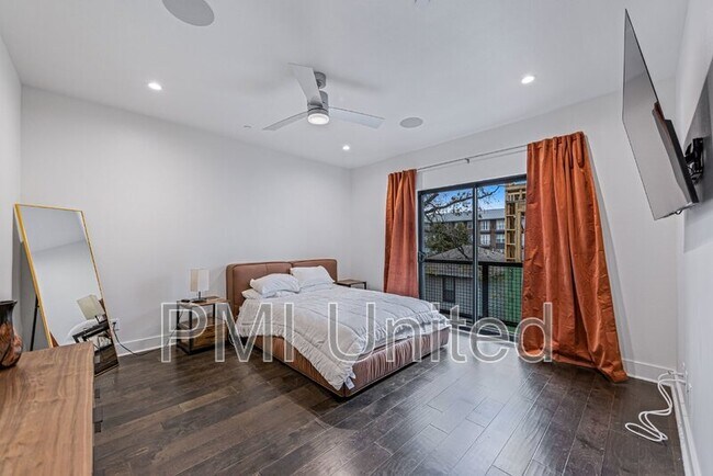 Building Photo - 425 W 9th St