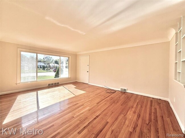 Building Photo - 2180-2182 Vernier Rd