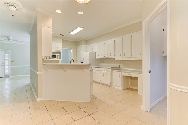 Building Photo - 2937 Hillcreek Dr
