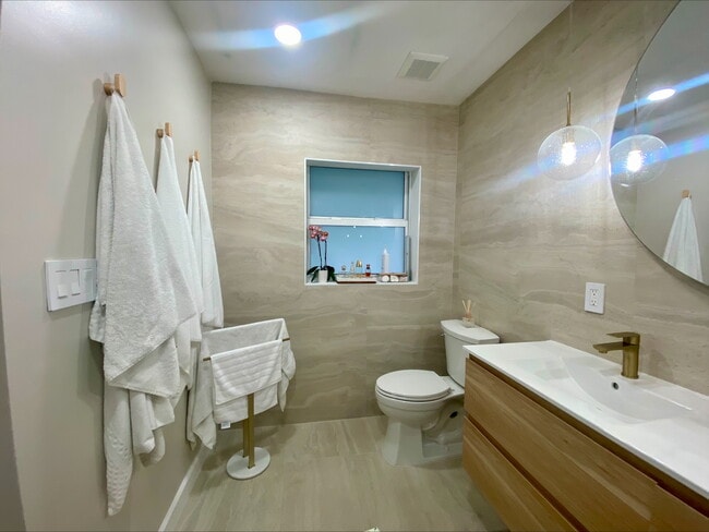 Building Photo - 1960 NE 30th St