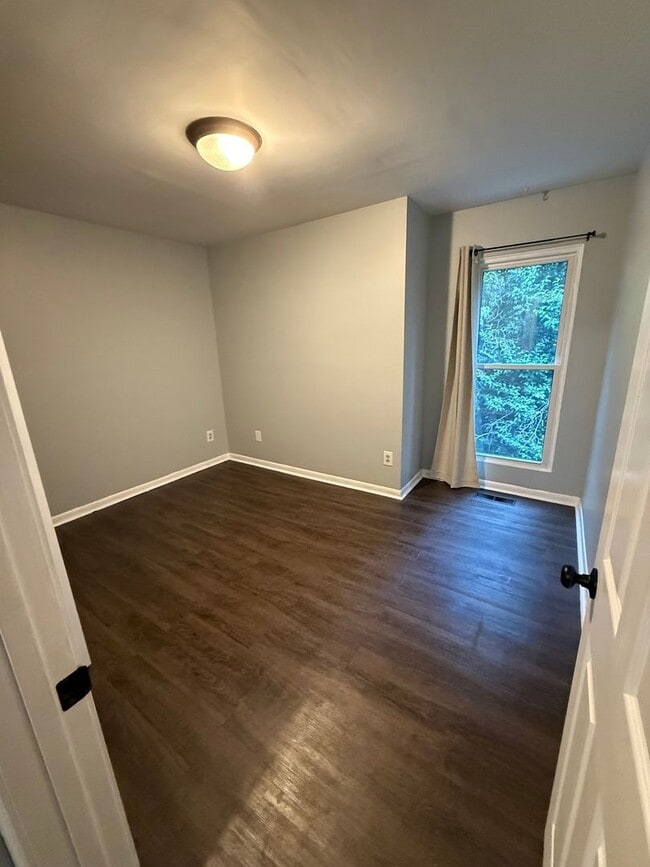 Building Photo - Charming 3BR Townhome in Greensboro