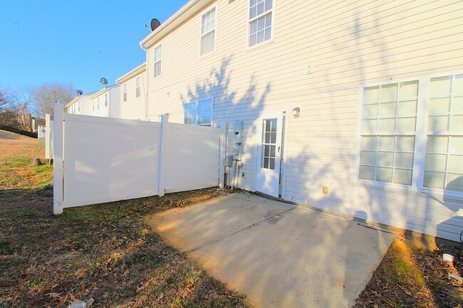 Building Photo - Move-in Ready Townhome!!