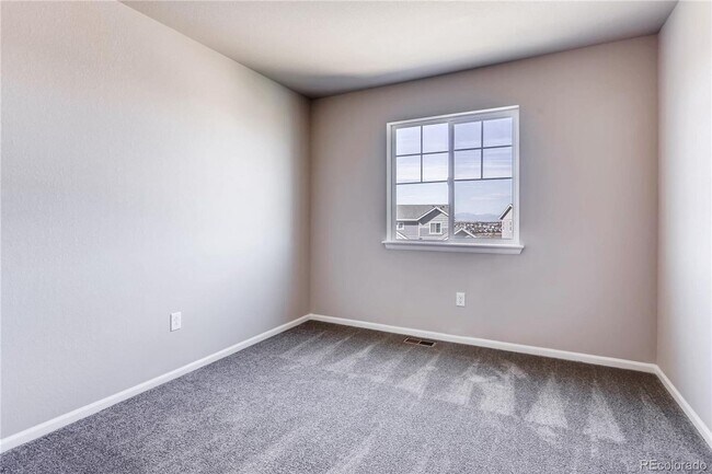 Building Photo - Elegant and spacious home with mountain vi...