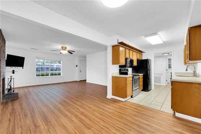 Building Photo - 758 W Poplar St