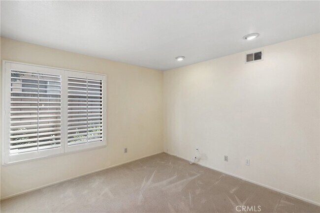 Building Photo - 2655 Victoria Park Dr