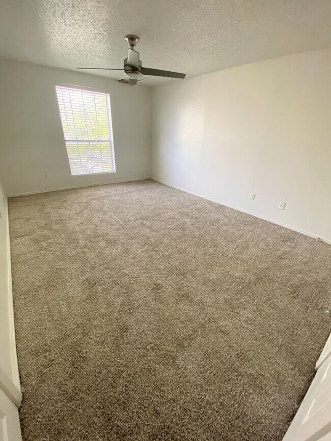 Building Photo - WATERFORD WEST CAMPUS - 4 BEDROOM - $2800