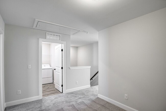 Building Photo - Updated Townhome with 1 Car Garage - close to Southpoint!