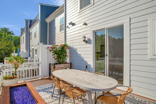 Building Photo - Spacious 3BR Townhome in Annapolis, modern...