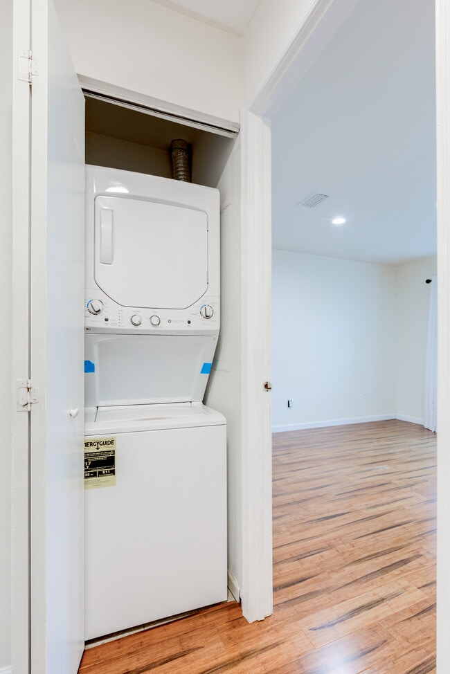 Building Photo - 421 Wendover Dr