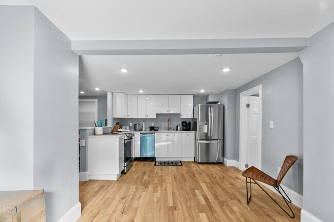 Building Photo - 382 Spring St