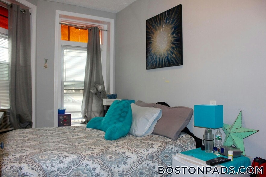 Building Photo - 447 Park Dr