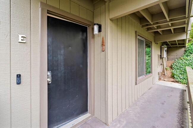 Building Photo - Spacious, comfortable 1-bdrm/1-bath condo. Community rec center, hot tub, pool, peaceful location