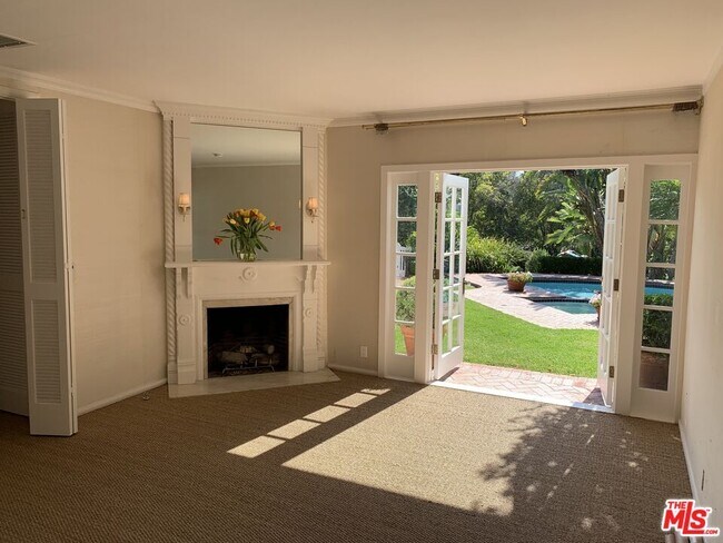 Building Photo - 8050 Mulholland Dr