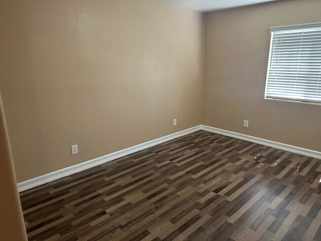 Building Photo - Wonderful 4-bed/3-bath gated home in Azusa.