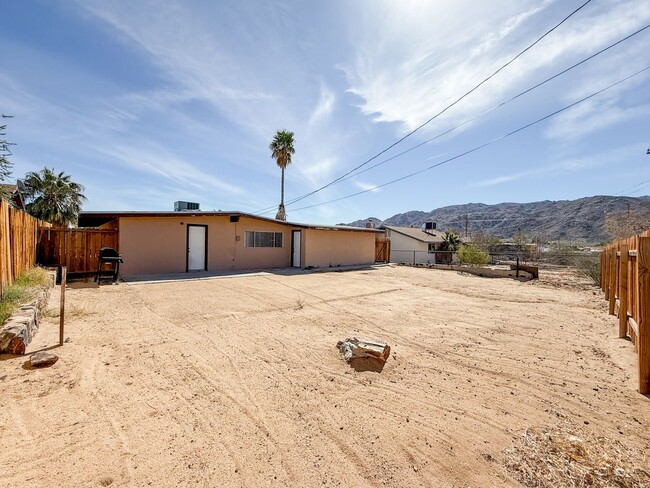 Building Photo - 29 Palms Home with Garage